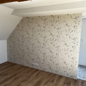 tapeta s květinami do podkroví